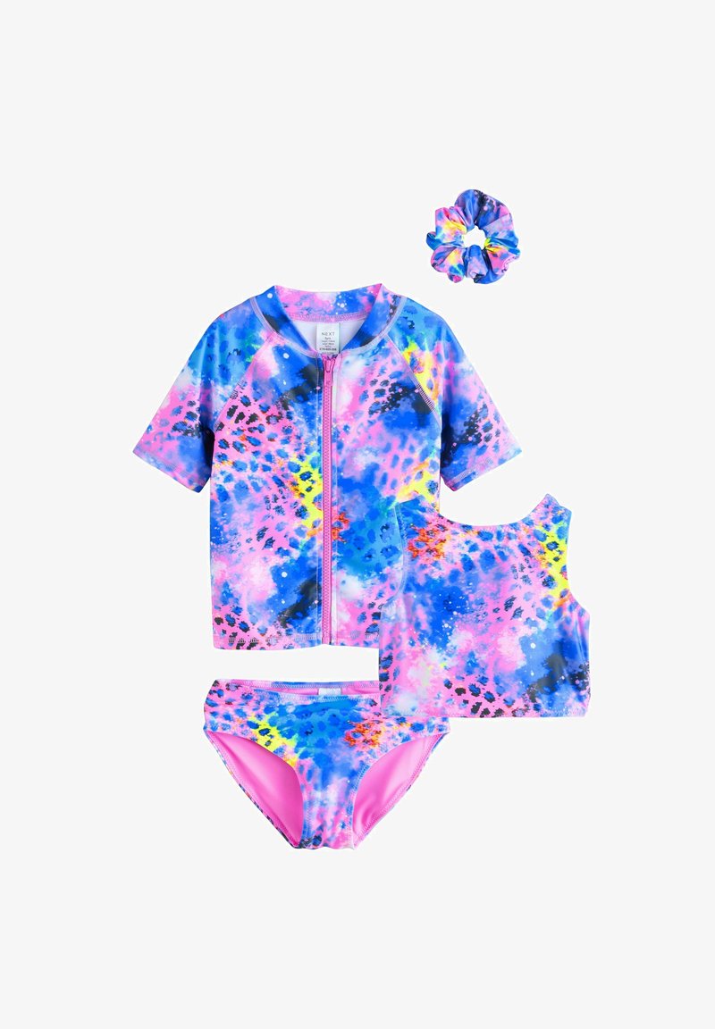 Drie-delig zwemkledingset voor kinderen met een kort mouwzipvest, tanktop, bikinibroekje en bijpassende scrunchie in blauw, roze en geel patroon.