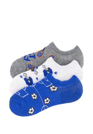 Tres calcetines tobilleros apilados: gris con raquetas de tenis, blanco con jugadores de fútbol, azul con pelotas de fútbol y líneas de campo.