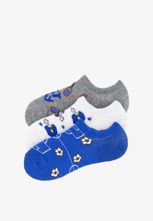 Tres calcetines tobilleros apilados: gris con raquetas de tenis, blanco con jugadores de fútbol, azul con pelotas de fútbol y líneas de campo.