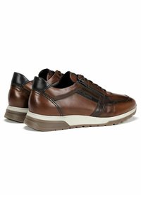 Chaussures en cuir marron au fini lisse et aux panneaux texturés, dotées d'accents noirs et d'une semelle en caoutchouc blanc avec un design de crans subtil.