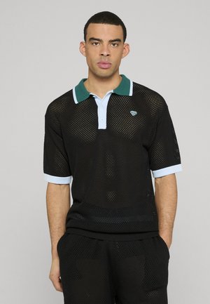 Sort mesh polo med grøn krave og lyseblå accenter. Har korte ærmer og et logo på brystet. Tekstureret materiale.