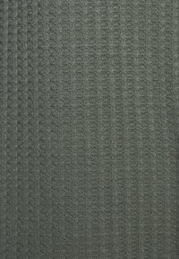 Tessuto lavorato a maglia verde scuro caratterizzato da una texture a coste con linee verticali e modelli sottili e costanti in tutto il tessuto. Materiale morbido ed elastico.