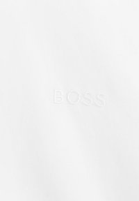 Tessuto bianco con una consistenza liscia, con un logo "BOSS" in rilievo al centro. Nessun altro motivo o colore presente.