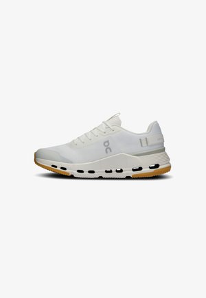 On CLOUDNOVA FORM 2 - Zapatillas - white ivory