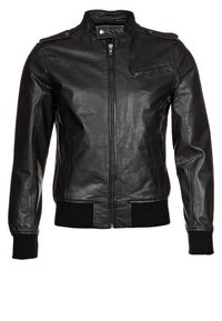 Svart läderjacka med dragkedja fram, ribbad muddar och fåll, samt en bröstficka med dragkedjestängning. Slät textur och figurnära design.