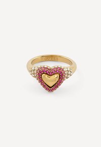 Gouden hart ring met roze en heldere kristallen, met gegraveerd "GUESS" op het hart en de band, met een gladde, gepolijste afwerking.
