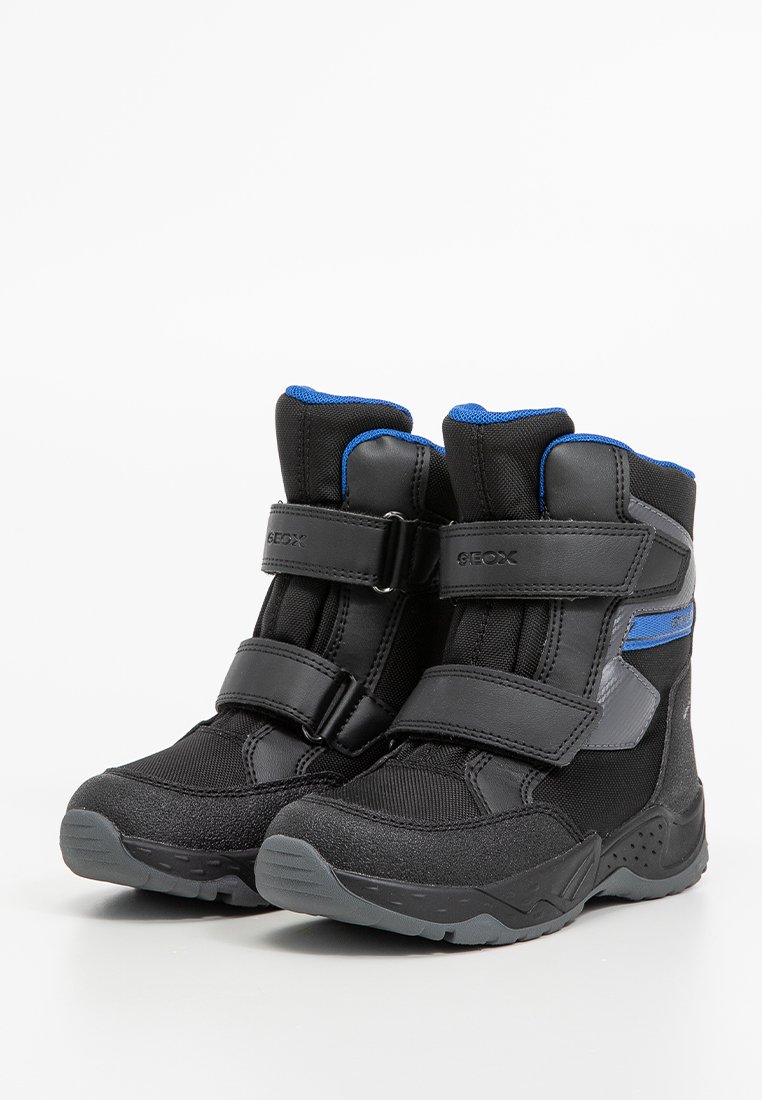 Czarno-niebieskie wysokie zimowe buty z dwoma regulowanymi paskami oraz wytrzymałymi szarymi podeszwami, zaprojektowane z myślą o zimnej pogodzie i użytku na świeżym powietrzu.