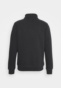 Sweat-shirt noir avec un col montant, des manches longues et des poignets côtelés. Texture lisse, sans motifs ni accents au dos.