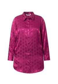 Magenta saténová blůza se zapínáním na knoflíky, dlouhými rukávy, lesklou texturou a embosovaným květinovým vzorem po celé látce.