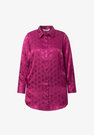 Blusa de satén magenta con frente abotonado, mangas largas, textura brillante y un patrón floral en relieve en toda la tela.
