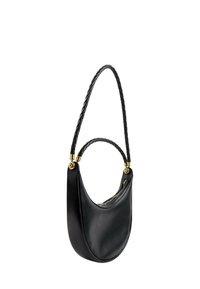 Sac à main en cuir noir en forme de croissant avec poignée tressée et bandoulière, détails en métal doré et fermeture zippée sur le dessus.