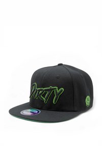 Musta lippalakki, jossa on vihreä kirjailtu "DIRTY"-teksti ja logotyyppi. Lippalakissa on litteä lippa ja edessä kiiltävä pyöreä etiketti.