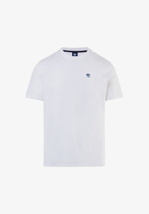 Maglietta bianca in cotone con colletto rotondo, maniche corte e un piccolo logo blu sul petto. Tessuto liscio e vestibilità standard.