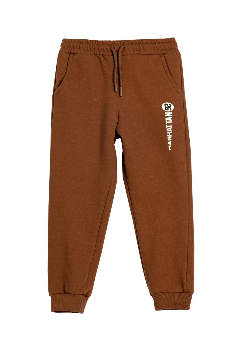Braune Jogginghose aus weichem Material, mit elastischem Bund, Seitentaschen und einem weißen aufgedruckten Logo auf der Vorderseite links.