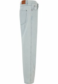 Heledsinine denimist teksad otse lõikega, nähtavate õmblustega, kahe tagataskuga ja nahast plaastriga vööl.