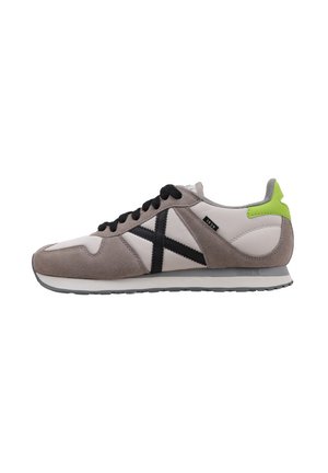Sneakers met een bovenwerk van grijs suède en wit leer, voorzien van een zwarte diagonale streep, zwarte veters en een neon groene hielaccent.