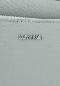 Calvin Klein MUST CAMERA BAG - Borsa a tracolla - pigeon