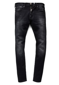 Jeans de mezclilla negra con un corte ajustado, que cuentan con una cremallera, cinco bolsillos y un ligero desgaste en la tela para darle textura.