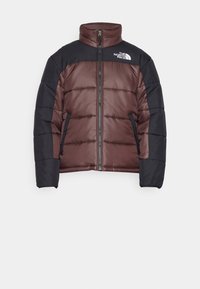 Brązowa i czarna kurtka puchowa z wysokim kołnierzem, zamkiem z przodu, bocznymi kieszeniami oraz logo The North Face na górnej części klatki piersiowej.