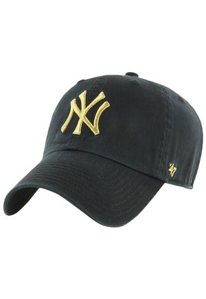 Zwarte katoenen pet met een gebogen rand. Voorzien van een geborduurd goudkleurig New York Yankees-logo aan de voorkant en een klein logo aan de zijkant.