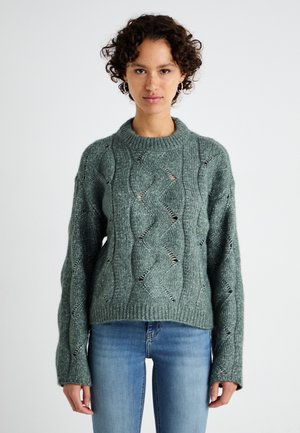 Maglione lavorato a maglia in tessuto verde testurizzato caratterizzato da motivi a onda e dettagli in pizzo, con un collo a girocollo a costine e maniche lunghe.