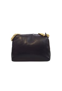 Borsa a tracolla in pelle nera con una forma morbida e floscia, con catene dorate, esposta su uno sfondo bianco.
