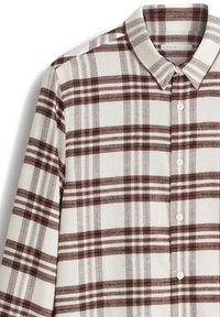 Koszula z długim rękawem z guzikiem, z szerokim brązowym, szarym i białym wzorem w kratę oraz stożkowym kołnierzykiem na białym tle.