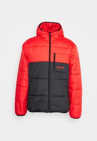 Röd och svart puffjacka med huva, med dragkedja fram och bröstficka. Slät textur med kviltat mönster, märkeslogotyp.