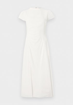 Λευκό midi φόρεμα με κοντά μανίκια, ψηλή λαιμόκοψη και εφαρμοστή μέση, με διακριτική εμπρόσθια σχισμή σε μονόχρωμο φόντο.