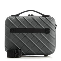 Schwarze, strukturierte Hartschale mit einem Diamantmuster, ausgestattet mit einem schwarzen Riemen auf der Vorderseite und einem Griff an der Oberseite für einfaches Tragen.