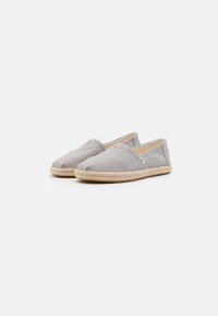 Espadrilles en tissu gris avec une semelle en jute tressé, design à enfiler et texture douce. Comprend un marquage minimal sur le côté.