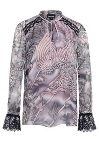 Blusa transparente de manga larga con puños y hombros de encaje negro, estampado de aves y flores en rosa y gris, cuello alto con lazo, etiqueta de la marca Just Cavalli.
