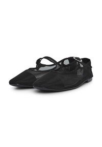 Schwarze Netz-Ballettschuhe mit spitzen Zehen, Knöchelriemen und silbernen Schnallen, aus einer schrägen Frontalansicht gezeigt.