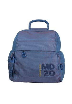 Sac à dos bleu texturé avec poignée supérieure, poche zippée à l'avant, poches latérales, et texte "MD 20" en bleu foncé avec marquage jaune "MANDARINA DUCK".