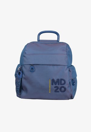 Sac à dos bleu texturé avec poignée supérieure, poche zippée à l'avant, poches latérales, et texte "MD 20" en bleu foncé avec marquage jaune "MANDARINA DUCK".
