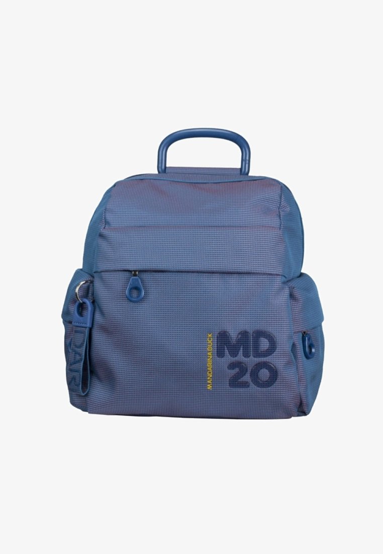 Sac à dos bleu texturé avec poignée supérieure, poche zippée à l'avant, poches latérales, et texte "MD 20" en bleu foncé avec marquage jaune "MANDARINA DUCK".