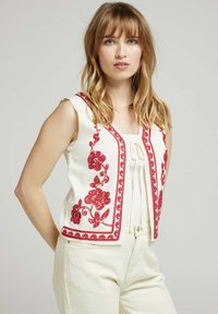 Gilet sans manches blanc avec broderie florale rouge le long des bords avant et de l'ourlet, doté d'un col rond et d'une texture douce.