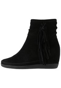 Černé nubukové kotníkové boty na klínu se zbrusu novým designem a dlouhými třásněmi po straně. Hladký povrch a gumová podrážka pro lepší grip.