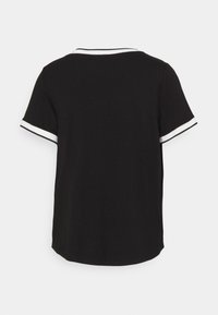 Camiseta negra de manga corta con franjas blancas en los puños y el cuello. Tejido suave, dobladillo redondeado y diseño de corte relajado.