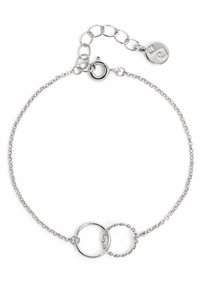 Pulsera de plata que presenta una delicada cadena con dos anillos entrelazados: uno liso y otro retorcido, asegurados por un cierre de langosta y una cadena ajustable.
