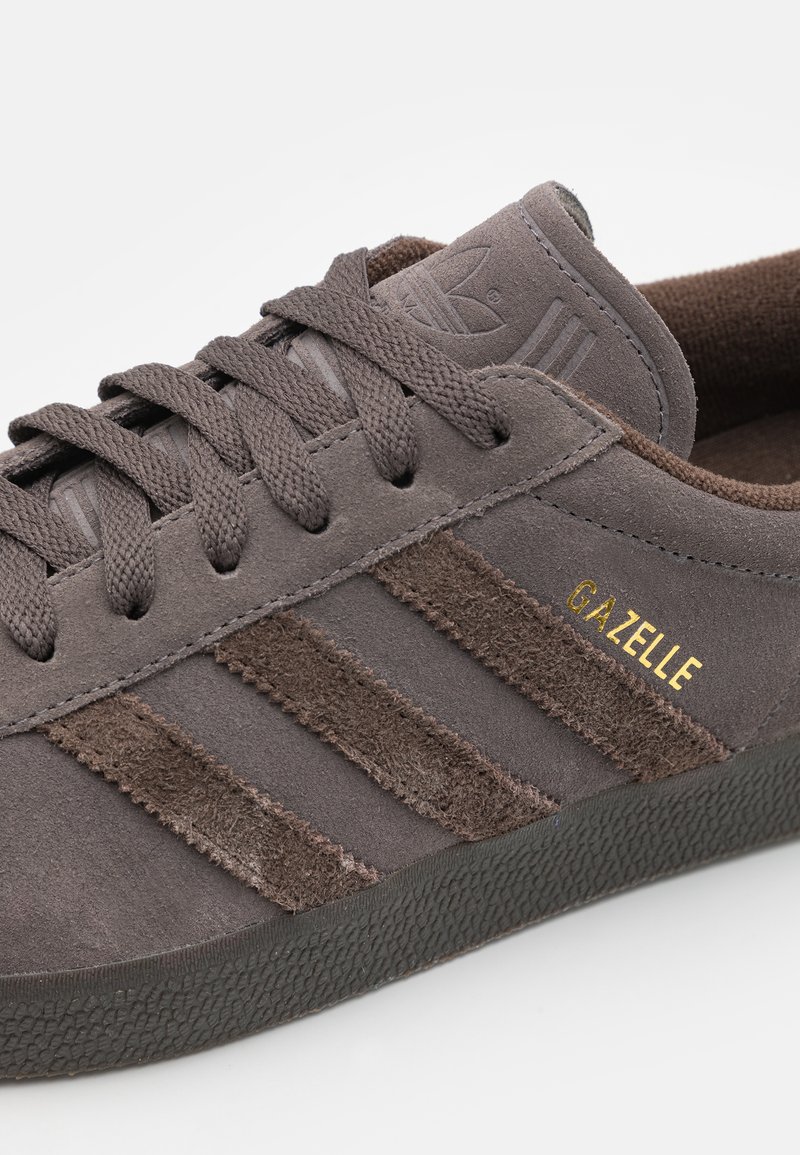 adidas Originals GAZELLE UNISEX - Trainers - charcoal/brown/dark  