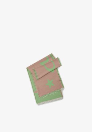 Zacht geweven sjaal in roze en groen met grote letters en sterren. Afgewerkt met franjes voor extra textuur.