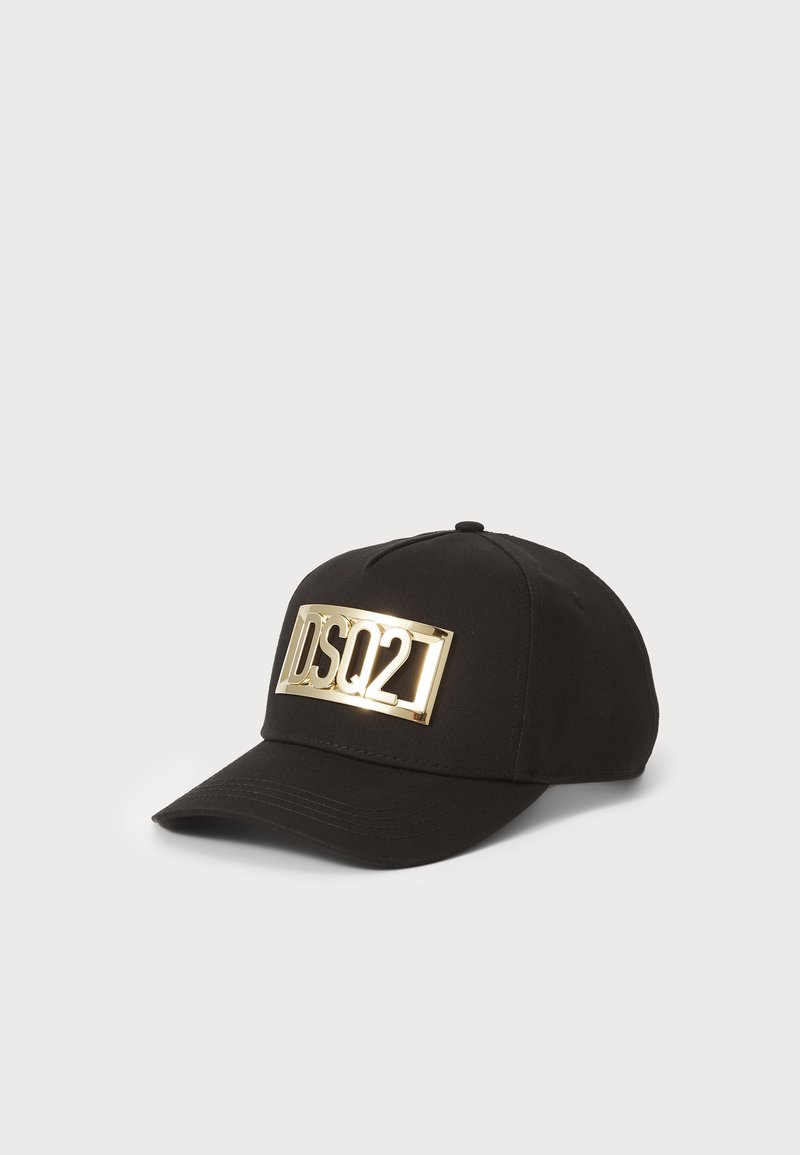 Schwarze Baseballkappe aus Stoff mit einer goldenen Metalllogoschilderung "DSQ21" auf der Vorderseite. Geschwungener Schirm mit Stickdetails.