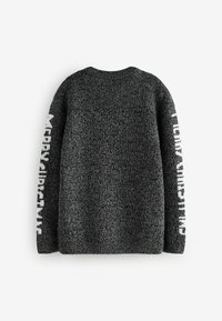 Pull en tricot gris foncé avec une finition texturée. Il présente le texte "MERRY" en blanc sur une manche et un design classique à col rond.