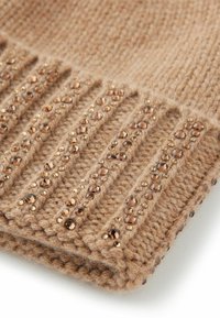 Brązowa dzianinowa tkanina wełniana o prążkowanej fakturze, ozdobiona rozproszonymi brązowymi kryształkami jako detal i akcent.