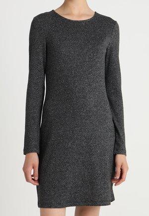 Abito a maniche lunghe di colore grigio scuro, realizzato in tessuto testurizzato. Caratterizzato da un collo rotondo e una silhouette aderente, che arriva sopra il ginocchio.