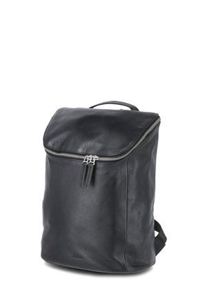 Sac à dos en cuir noir avec une fermeture éclair en haut avec deux curseurs et une petite poignée sur le dessus.