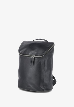 Schwarzer Leder-Rucksack mit einem oberen Reißverschluss, der zwei Zipper besitzt, und einem kleinen Griff oben.