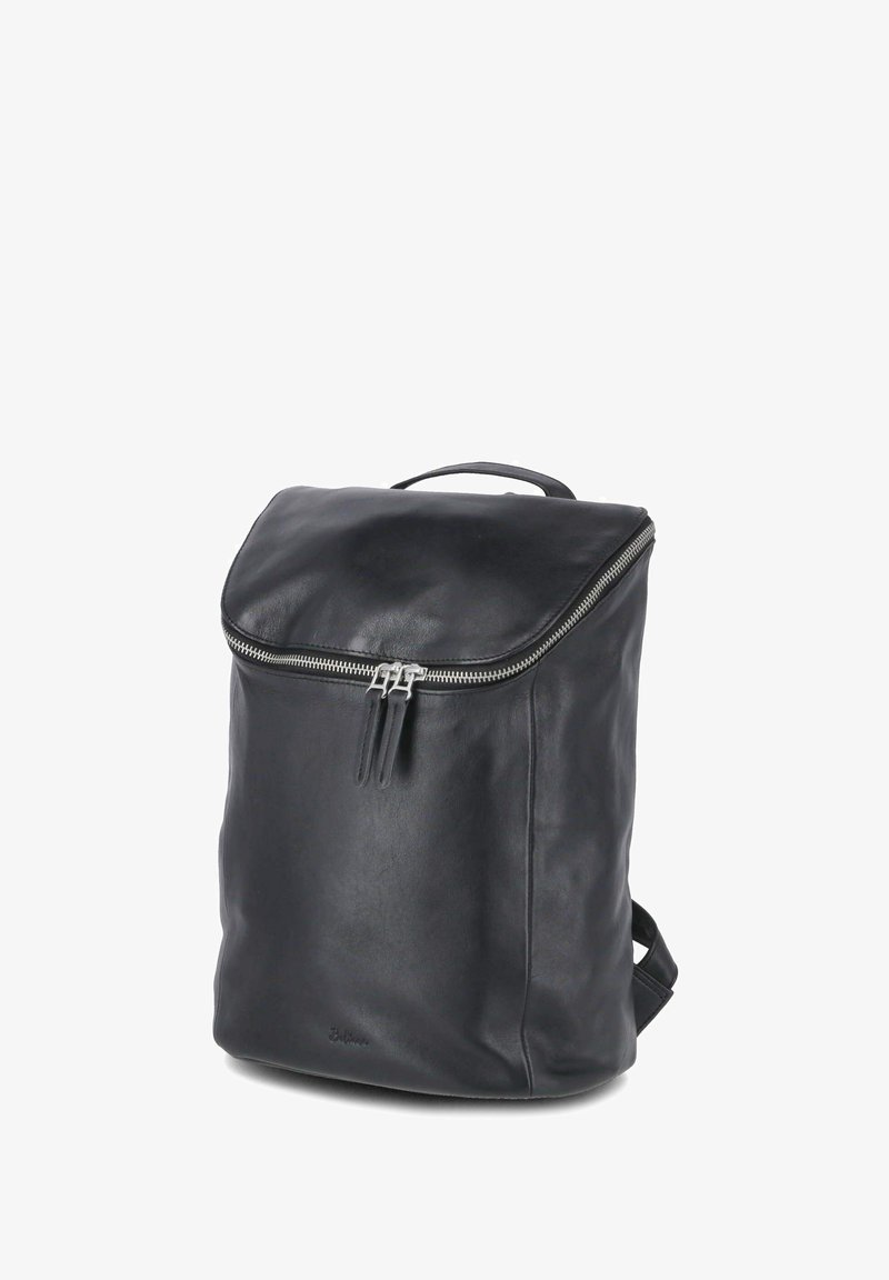 Mochila de cuero negra con cierre superior de cremallera que cuenta con dos tiradores y una pequeña asa en la parte superior.