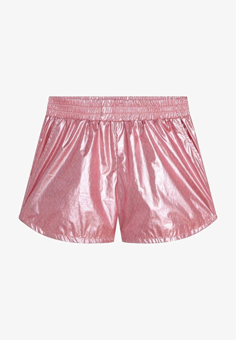 Shorts métalliques roses brillants avec taille élastique et poches latérales, présentant un motif monogramme subtil.